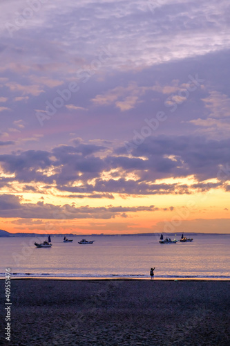 【神奈川県 江ノ島】朝日に照らされた海 © travel