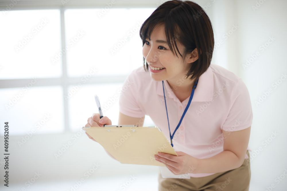 バインダーを持つ介護士イメージ