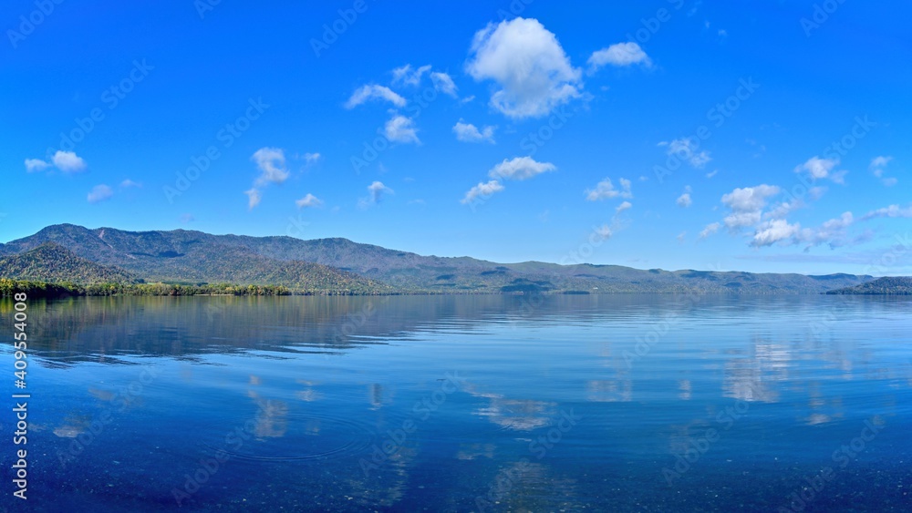湖岸から見た屈斜路湖のパノラマ紅葉情景＠和琴半島、北海道