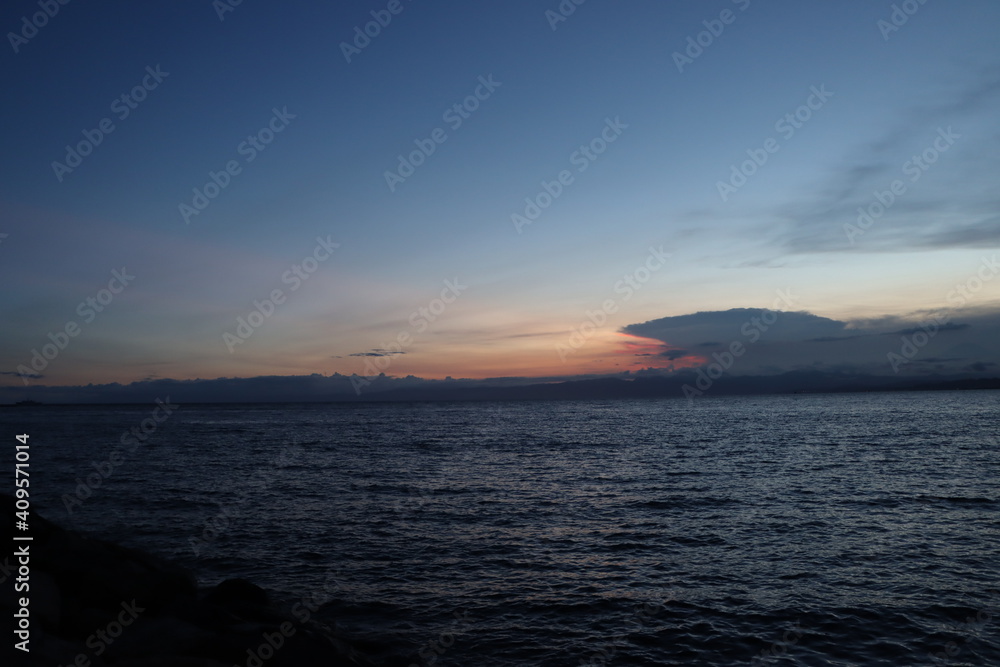 江ノ島海岸から見る夕日