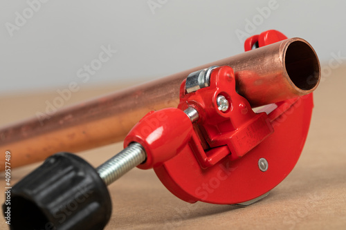 Obraz na plátně Red pipe cutter
