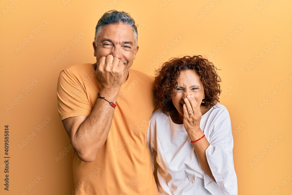 Φωτογραφία Beautiful middle age couple together wearing casual clothes laughing and embarra