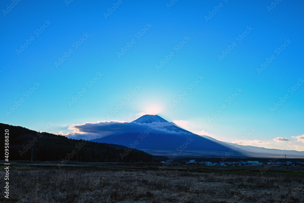 富士山頂に沈む太陽