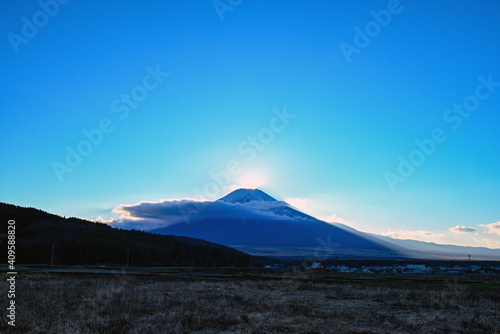 富士山頂に沈む太陽