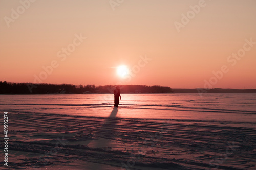 Fotografia Horizontal landscape conceptual photo with a silhouette of alone human on the sn