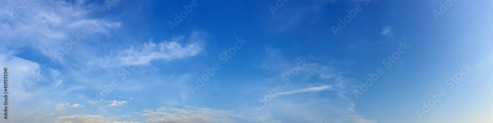 Fototapeta premium Panorama sky with cloud on a sunny day. Beautiful cirrus cloud.