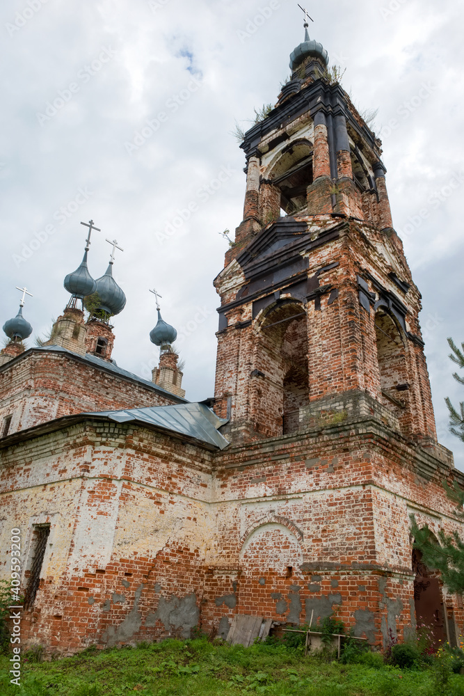 Fototapeta premium Church of the Presentation of the Most Holy Theotokos in the Temple in Krasnye Pozhnyakh, Kostroma Region
