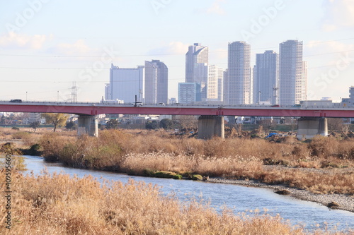 川の向こうの町 