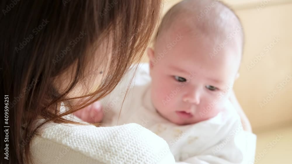 赤ちゃんを抱きしめるお母さん 赤ちゃんを抱きしめるお母さん
