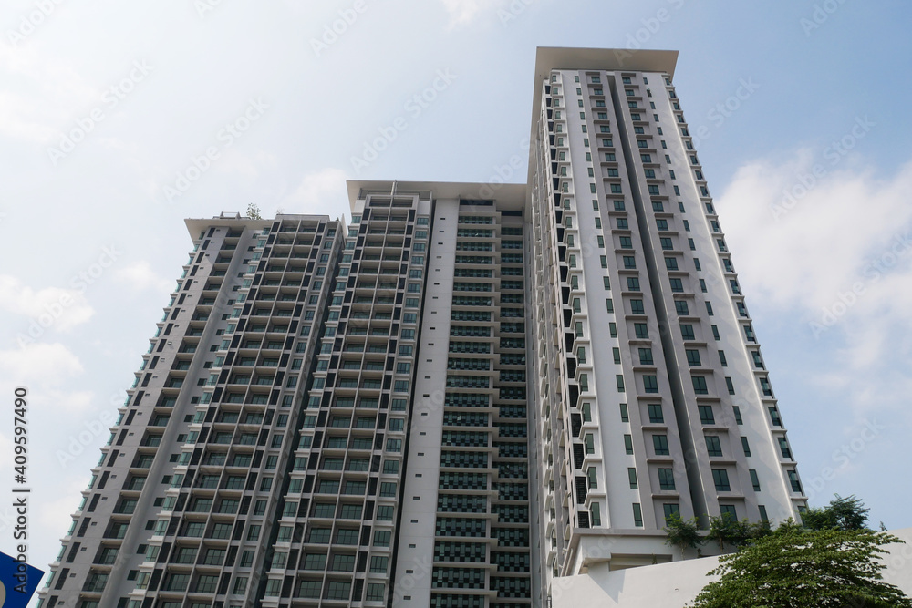 Obraz premium SELANGOR, MALAYSIA -JULY 22, 2020: High rise apartment building with modern facade design. Popular in the urban areas in Malaysia. Various facilities for the use of the residents are provided.
