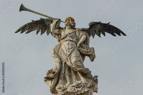 Angel de la Fama, coronando la fachada del Rectorado de la Universidad de Sevilla