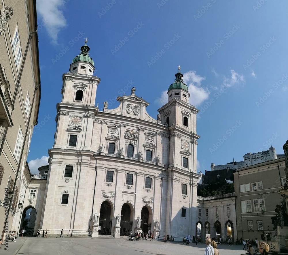 Dom zu Salzburg vom Domplatz aus gesehen mit Festung Hohensalzburg, Salzburg, Österreich