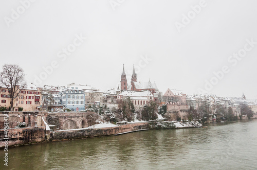 Basel, Münster, Kirche, Rhein, Rheinufer, Grossbasel, Altstadt, Altstadthäuser, Winter, Schnee, Schneedecke, Basel-Stadt, Schweiz