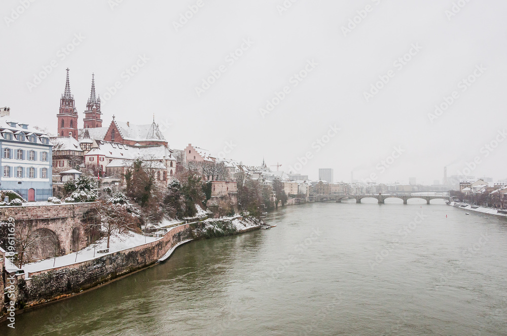 Obraz premium Basel, Münster, Kirche, Rhein, Rheinufer, Rheinbrücke, Rheinsprung, Grossbasel, Altstadt, Altstadthäuser, Winter, Schnee, Schneedecke, Basel-Stadt, Schweiz