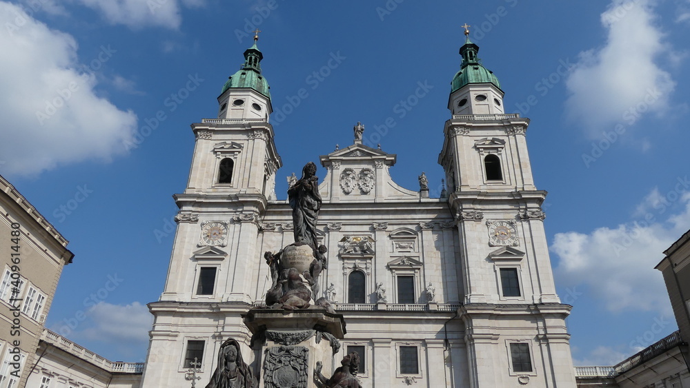 Mariensäule vor der Fassade des Doms zu Salzburg, Österreich
