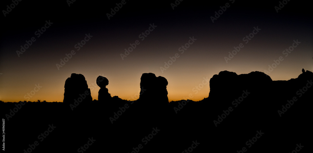 Silhouette von bizarren Gesteinsformationen sichtbar im Sonnenaufgang im Arches National Park - USA 