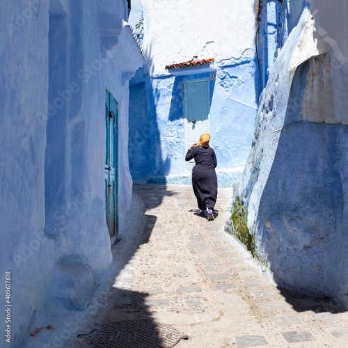 Mujer marroquí paseando por Chauen, Marruecos © Ricardo Ferrando