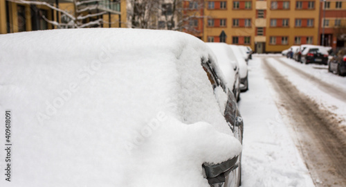 Reihe von schneebdeckten verschneiten Autos in Magdeburg