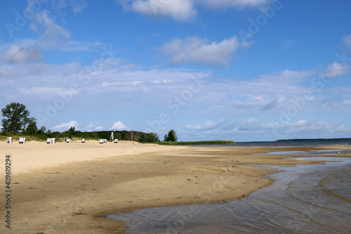 menschenleerer Strand mit einigen Strandk  rben