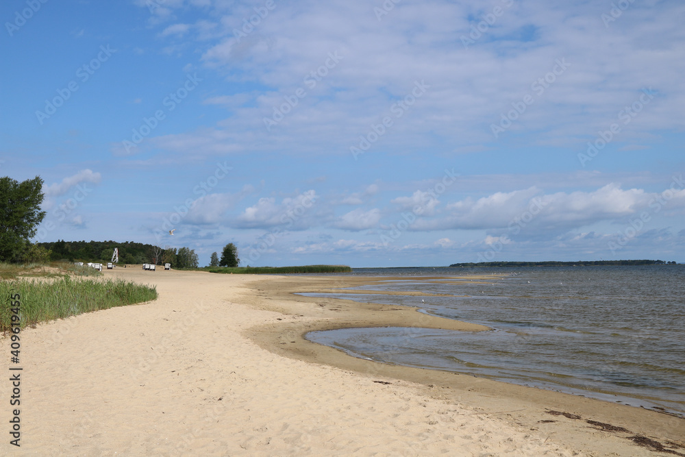 menschenleerer Strand mit einigen Strandkörben menschenleerer Strand mit einigen Strandkörben