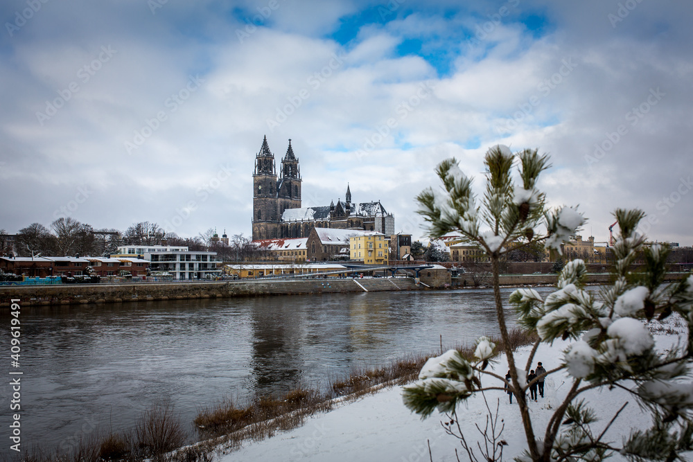 Skyline von Magdeburg mit  Magdeburg an dem Fluss  Elbe im Winter, Sachsen-Anhalt, Deutschlad, Elbpromenade an einem Wintertag mit Kathedrale, Elbufer, querformat 