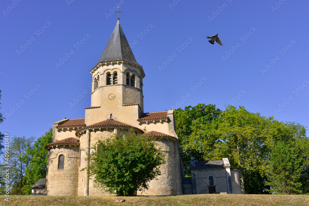 Église Saint-Symphorien de Biozat (03800) sous ciel bleu, département de l'Allier en région Auvergne-Rhône-Alpes, France