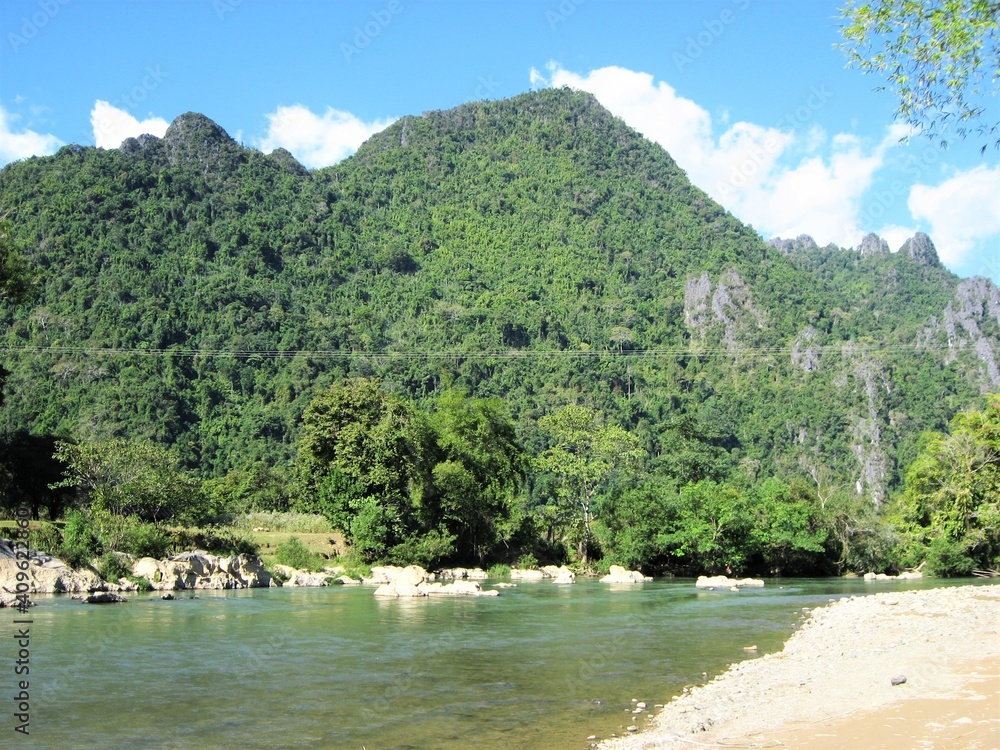 ラオス、バンビエンのトレッキングツアーの風景。
 Trekking tour scenery in Vang Vieng, Laos.