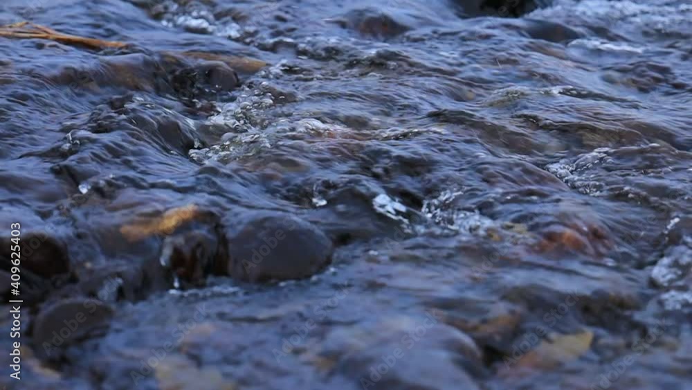冬の渓流　雪が降る　自然風景