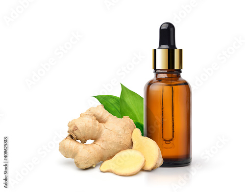 Foto Ginger essential oil extract with  rhizome sliced isolated on white background