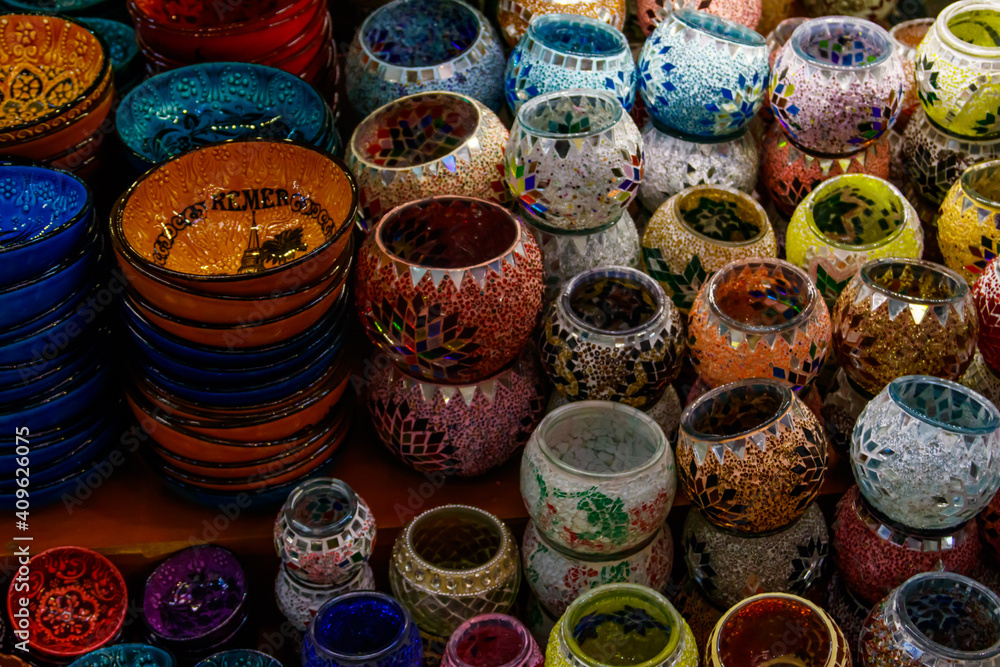 Fototapeta premium Traditional turkish crockery at oriental bazaar. Souvenirs from Turkey