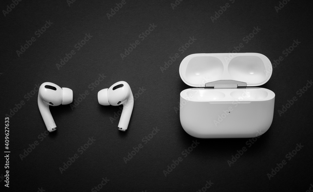 Уровень заряда наушников iphone. Наушники apple air pots max. Airpods pro 2 на зарядке. Кабель lightning для аирподс. Airpods последние.