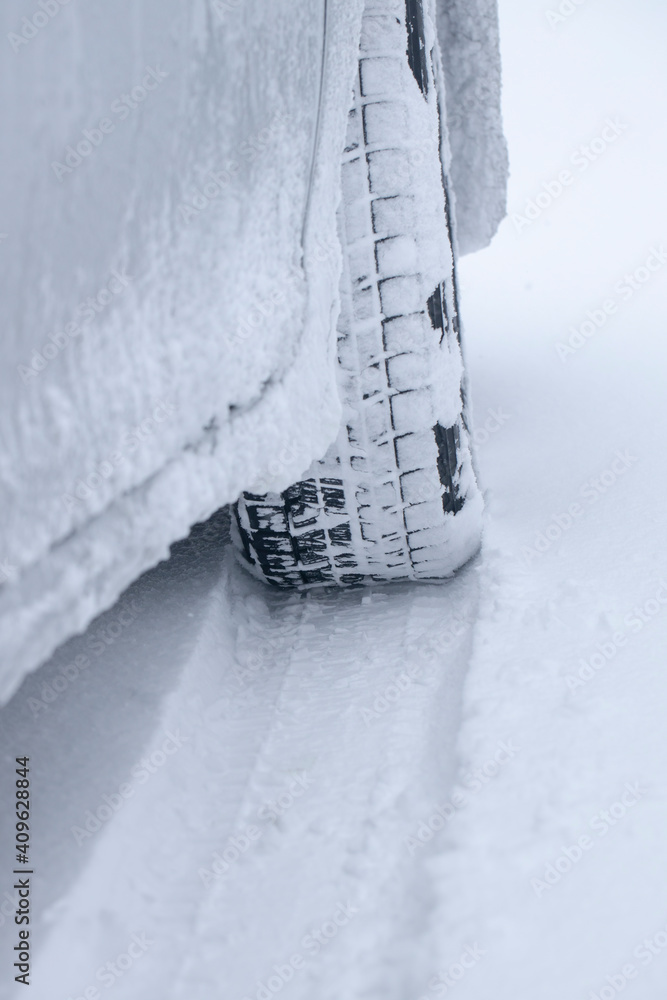 積雪の路面とスタッドレスタイヤ