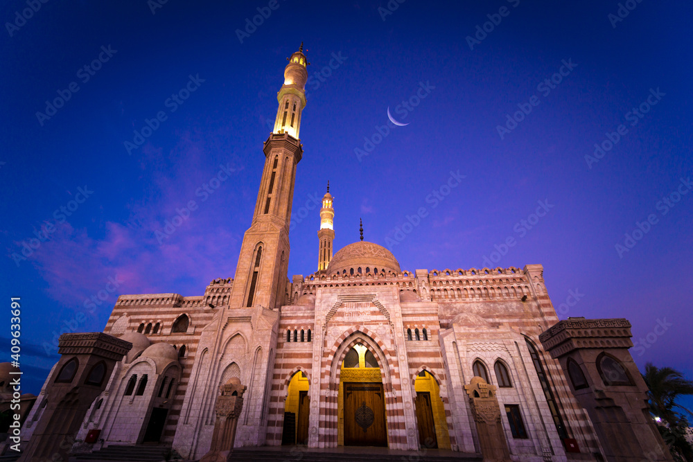 Fototapeta premium Beautiful large Islamic mosque at the sunset sky background