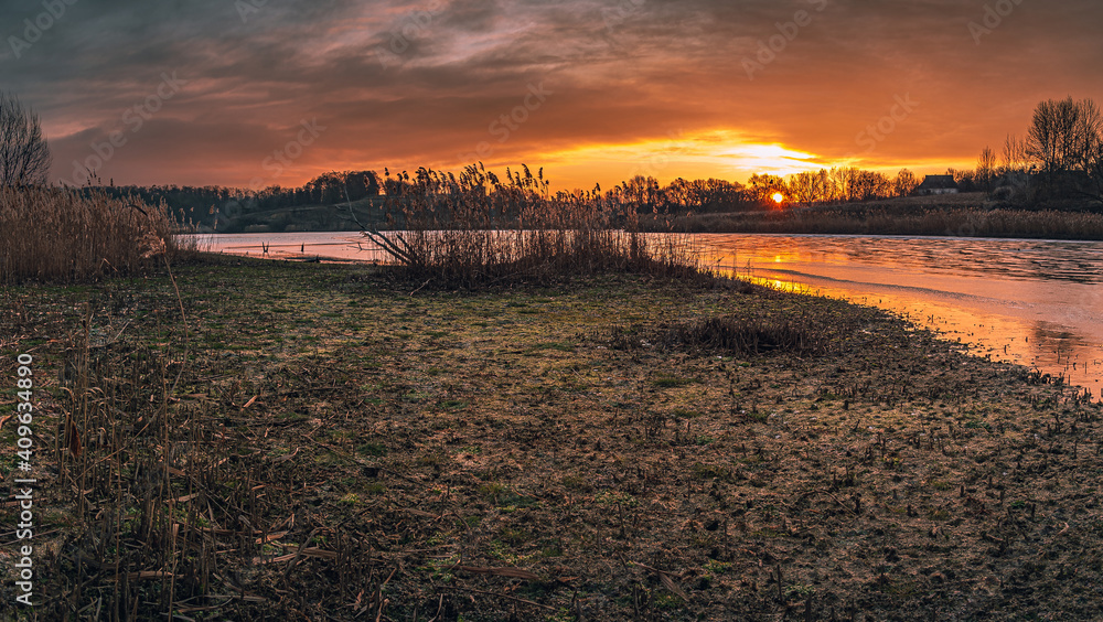 Obraz premium Sunrise on river