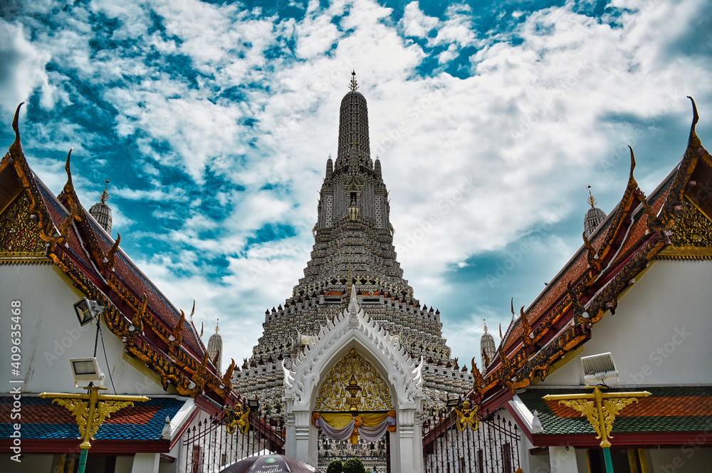 Fototapeta premium Temple of Dawn, Wat Arun is a buddhist temple and derives its name from the Hindu god Aruna often personified as the radiations of the rising sun