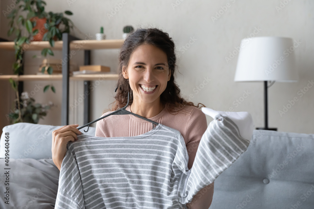 Φωτογραφία Web camera or gadget screen view happy young female influencer showing clothes, recording shopping or stylish look video, giving fashion recommendations to followers online, advertising concept