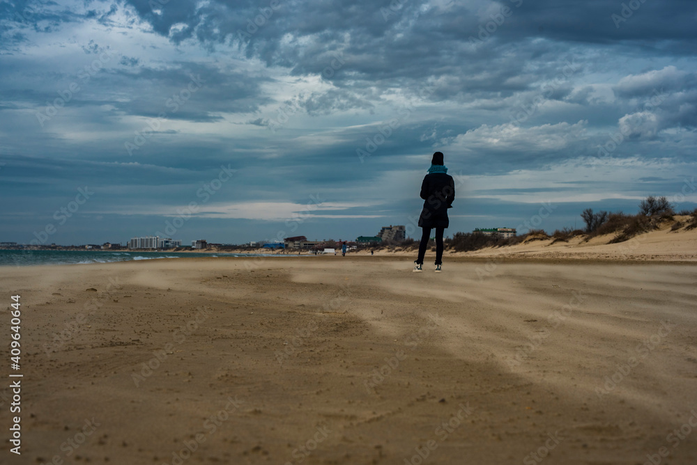 Naklejka premium walking on the beach