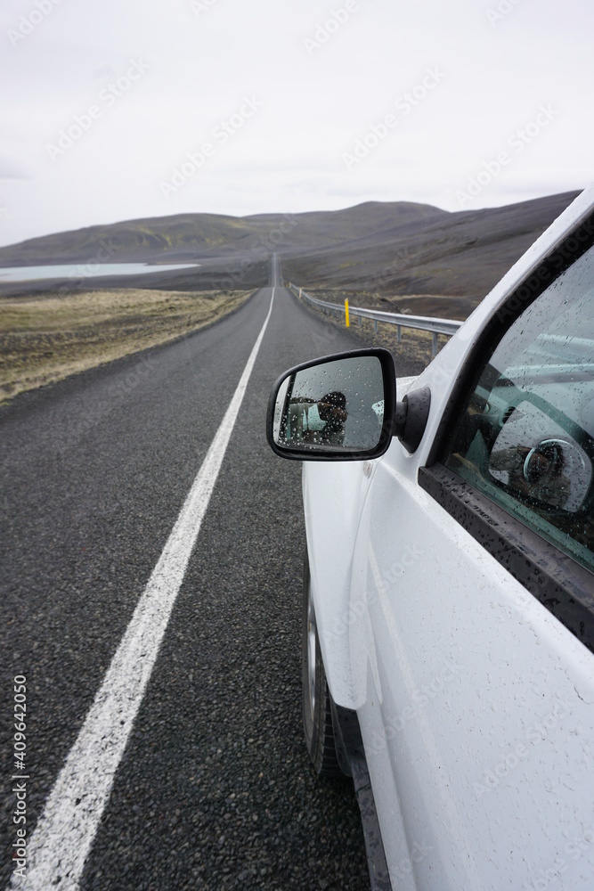 Gerade Straße in Island mit Auto im Vordergrund - Autoreisen in Island