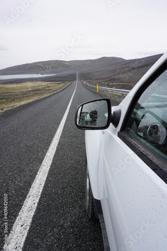 Gerade Straße in Island mit Auto im Vordergrund - Autoreisen in Island © Angela