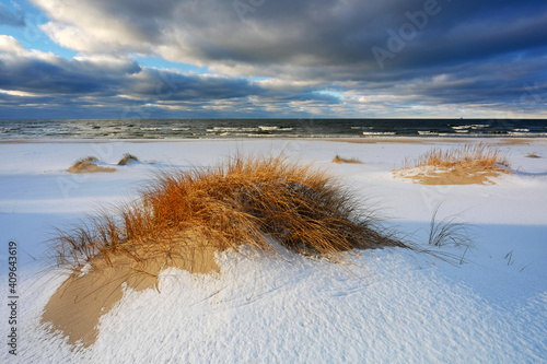 Fototapeta Naklejka Na Ścianę i Meble -  Zimowy krajobraz wybrzeża Morza Bałtyckiego, Kołobrzeg, Polska.