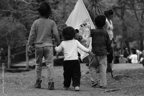 Niños caminado de la mano  / blanco y negro 