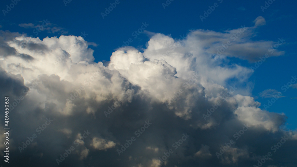 Gros cumulus congestus occupant le ciel, donnant lieu à de fortes averses, parfois mêlées de grésil