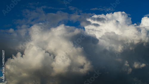 Gros cumulus congestus occupant le ciel, donnant lieu à de fortes averses, parfois mêlées de grésil