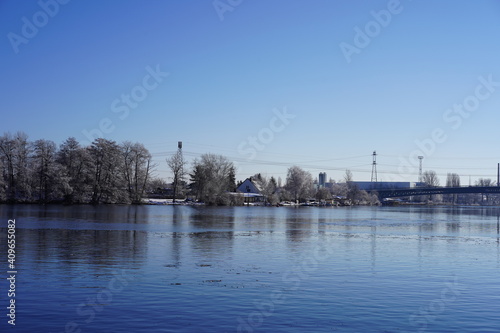 Sonnige blaue Panoramalandschaft der Spree in Berlin im Winter © Achim Wagner