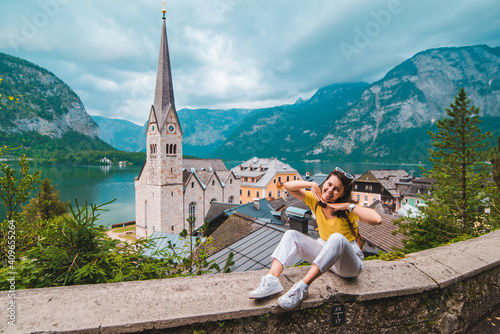 Quadro su tela woman sitting and enjoying the vie of hallstatt austria