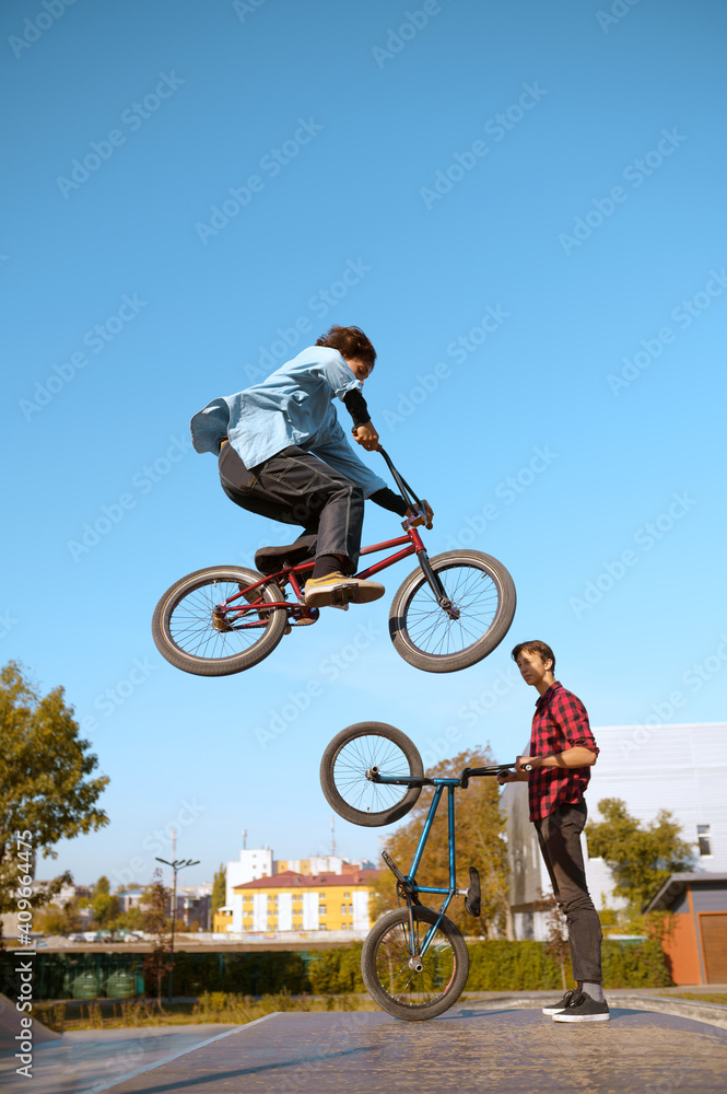 Bmx biker, jump in action, training in skatepark foto de Stock | Adobe Stock