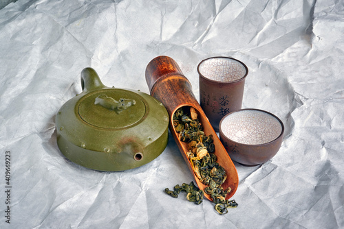 Bild auf Leinwand Traditional old сhinese teapot made of green Yixing clay, green jasmine  tea, te