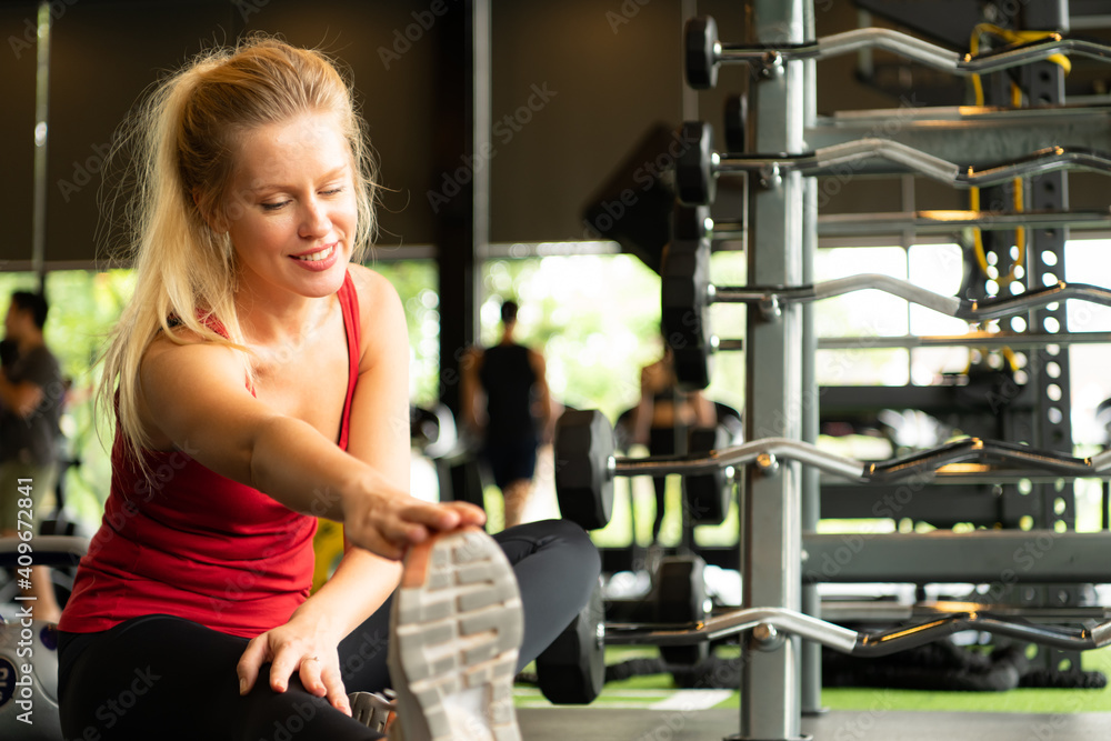 Obraz premium Young women work out at the gym to strengthen the body.