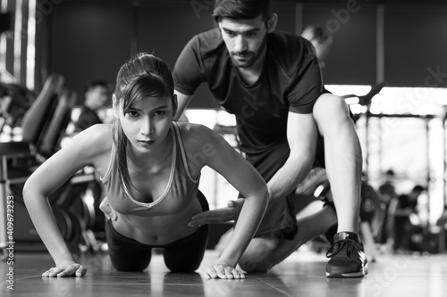 Young couples work out at the gym to strengthen the body.