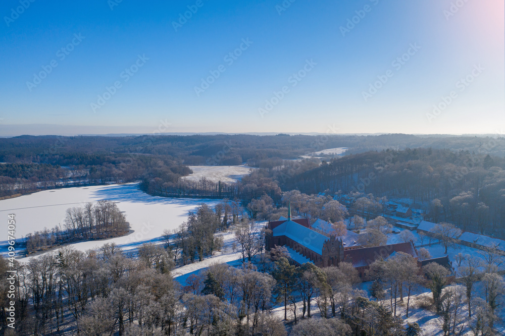 Fototapeta premium Kloster Chorin in Brandenburg im Winter von oben